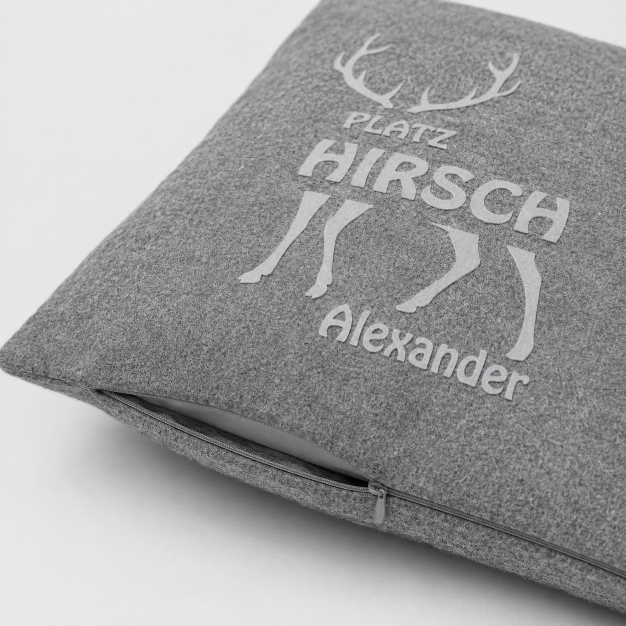 Personalisiertes Filzkissen Platzhirsch mit Wunschname Dekokissen 40x40 cm Hirsch Motiv Zierkissen aus Wollfilz samtiger Flockdruck Geschenk für Mann Papa Opa