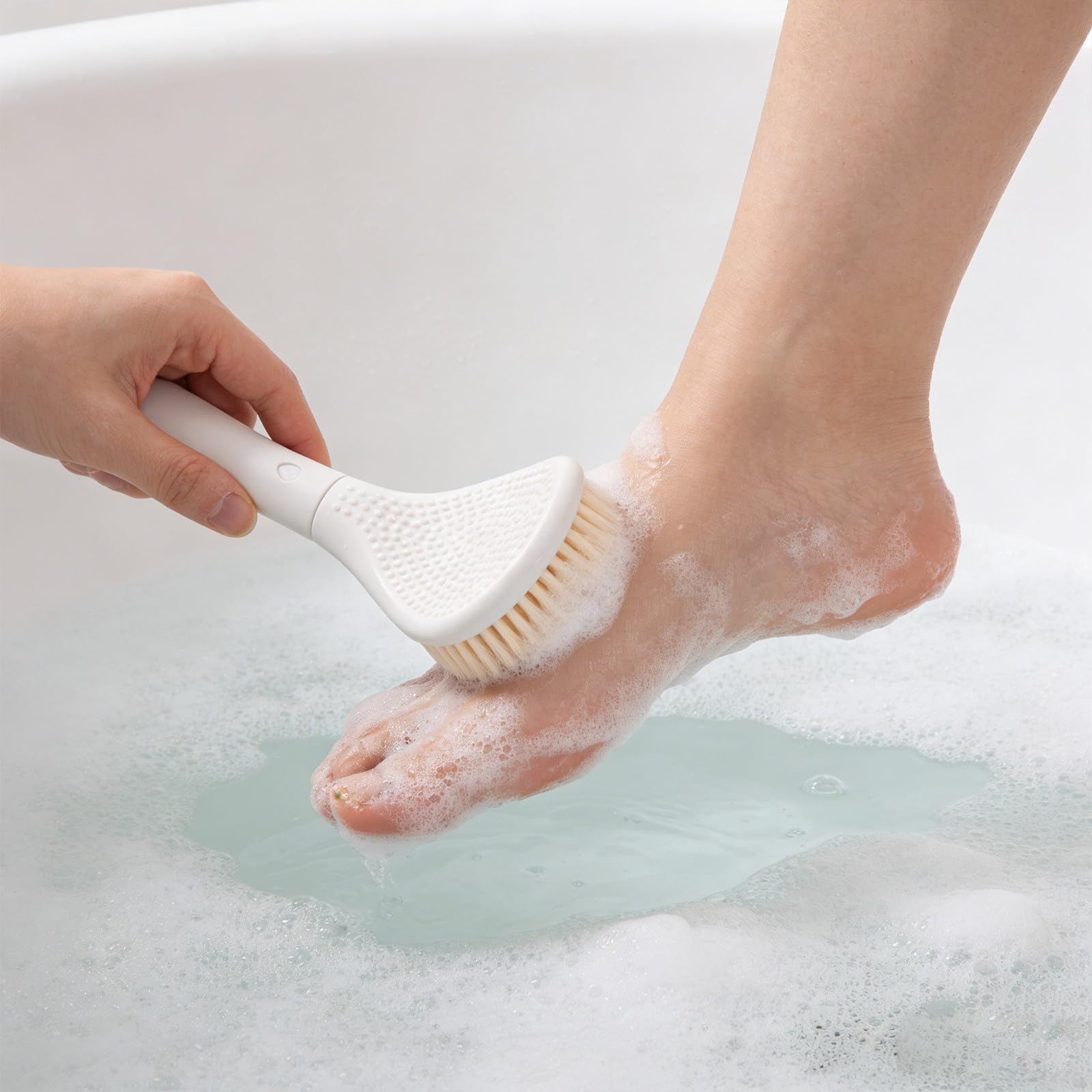Cepillo Limpiador de Pies de Mango Largo para Ducha y Baño | Doble Cara, Abs y Pa, Color Blanco, Diseño Ergonómico, Limpieza Profunda de Piel Muerta