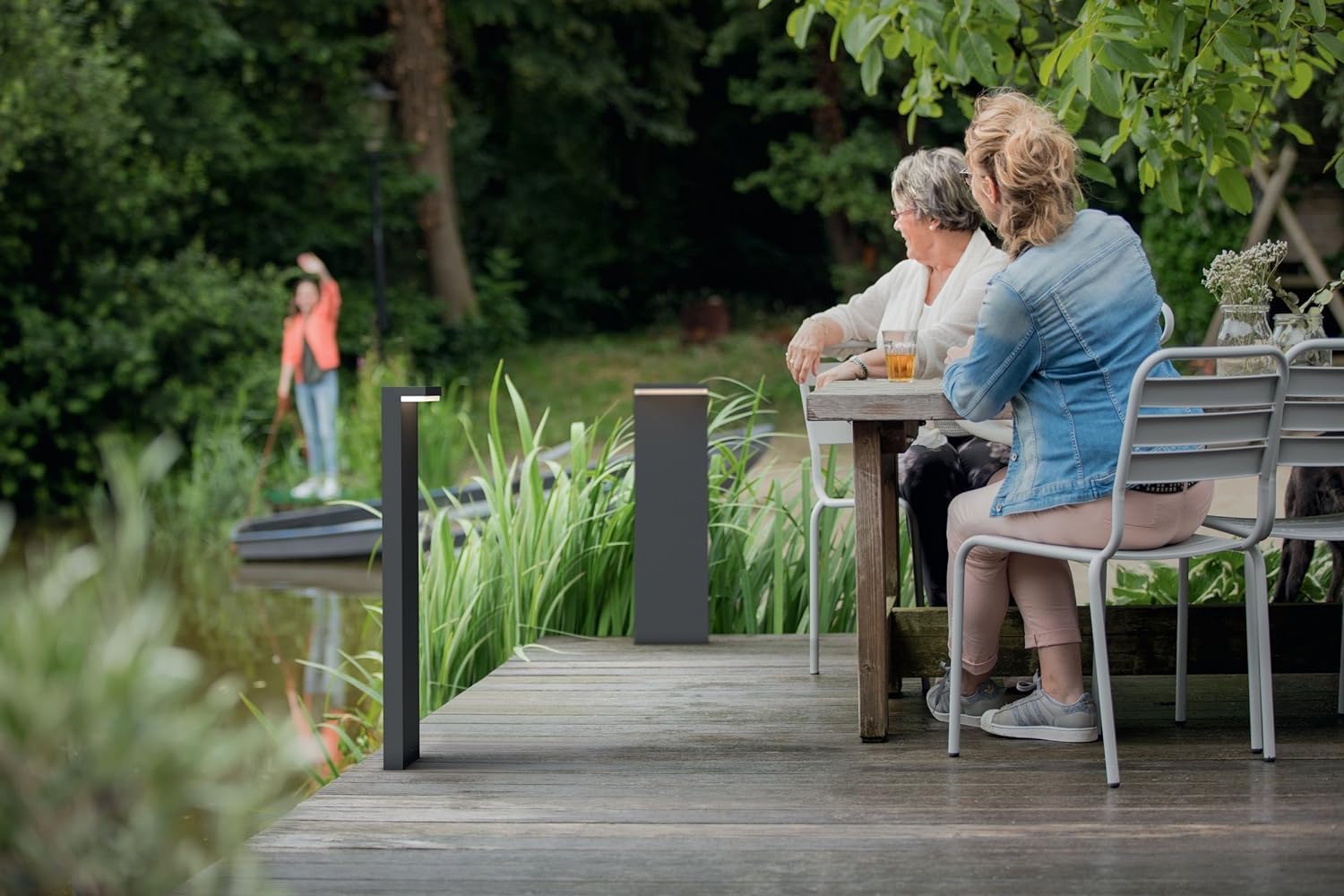 Philips Bustan LED Outdoor Wegeleuchte (40 W), wetterfeste Gartenbeleuchtung mit warmweißem Licht, energiesparende LED Beleuchtung, anthrazit, Warmweiß