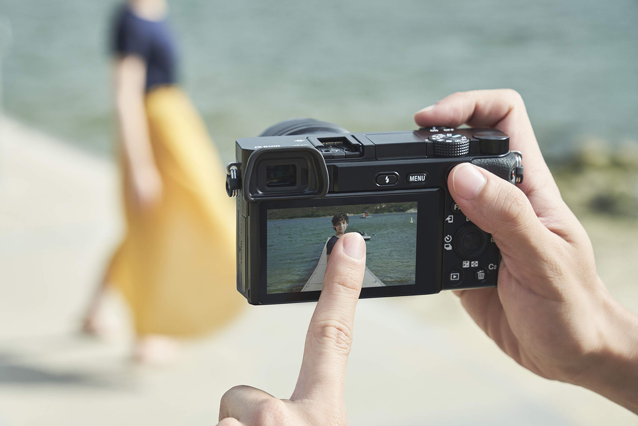 Sony Alpha 6100 | Aparat Bezlusterkowy APS-C z Obiektywami 16-50 mm i 55-210mm (Szybki Autofokus 0,02s, Śledzenie Oczu dla Ludzi i Zwierząt, Nagrywanie 4K, Odchylany Ekran)