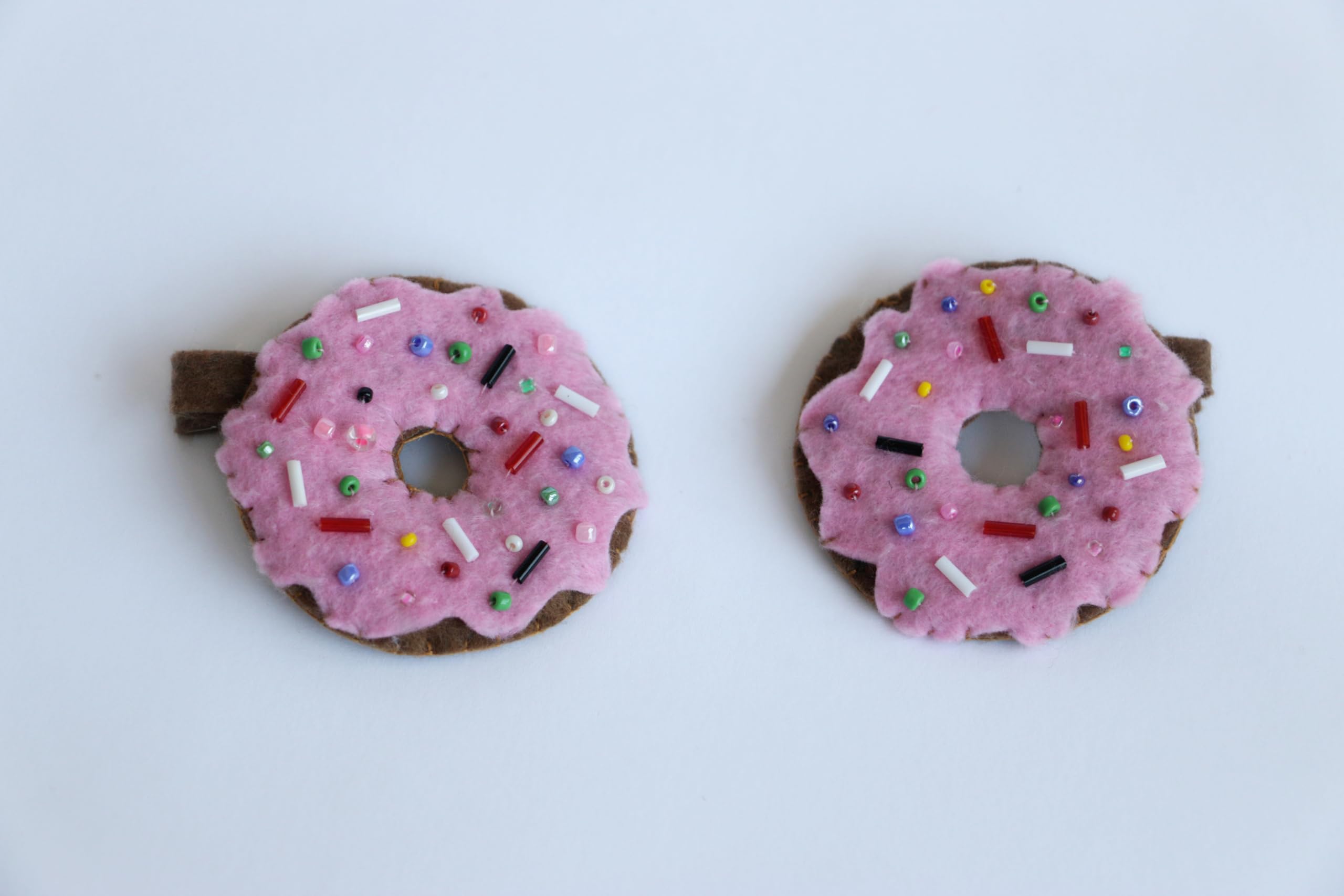 Mujoy Handmade El Yapımı Keçe Donut Figürlü Klips Saç Tokası, Pembe, Boncuk Süslemeli, Tüm Saç Türleri