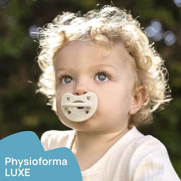 Chicco Chicco PhysioForma Set Gommotto Luxe, Ciuccio in Silicone 16-36 Mesi, Morbidi e Delicati, Supportano la Respirazione Fisiologica e Favoriscono il Corretto Sviluppo della Bocca, 2 Pezzi, Bimba in use