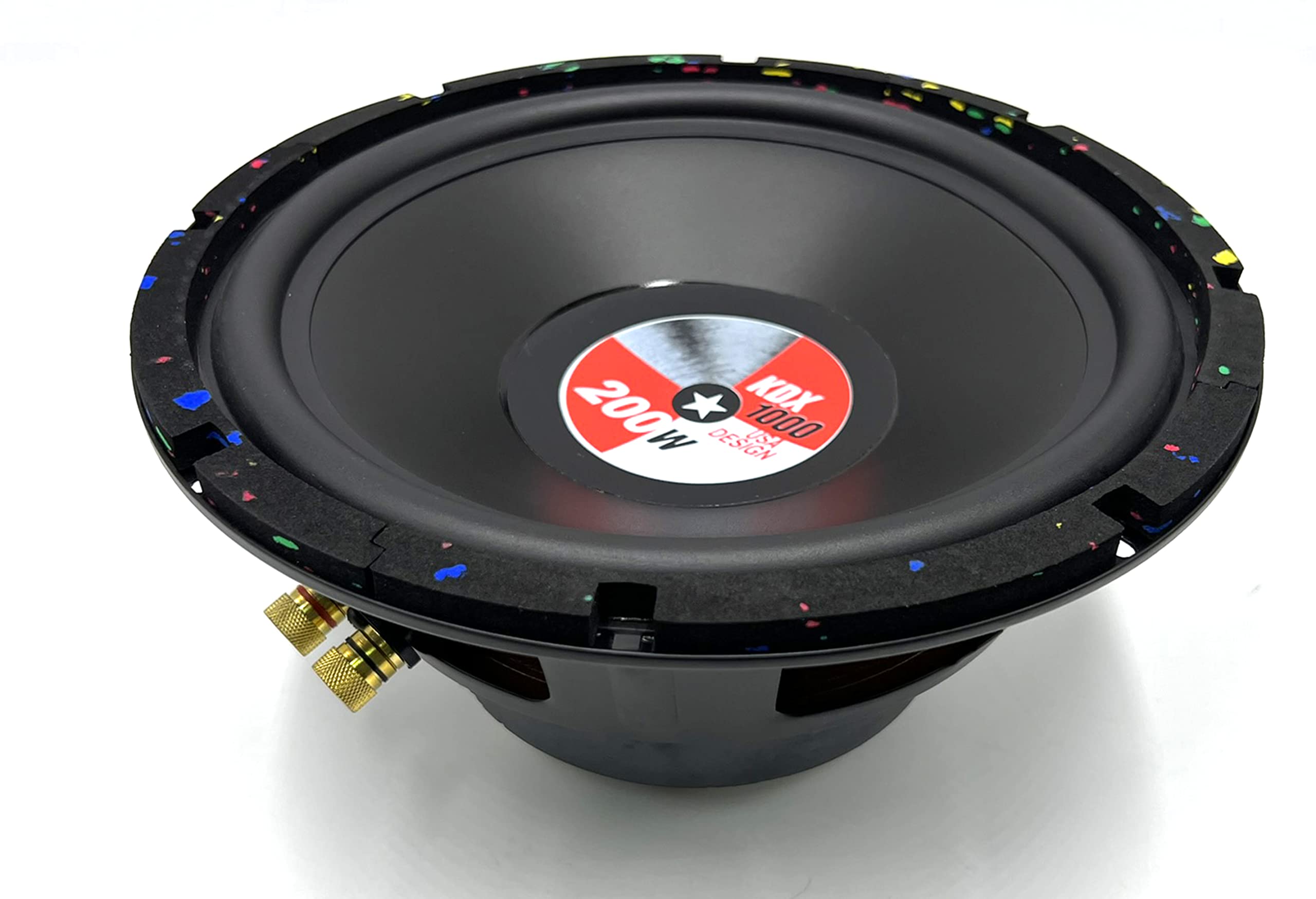 Potente subwoofer KDX1000 de 10 Pulgadas (250mm) con Cono de Mica y una Potencia máxima de 200W y Potencia RMS de 100W. Ideal para realzar los Graves en su vehículo. 1 Unidad