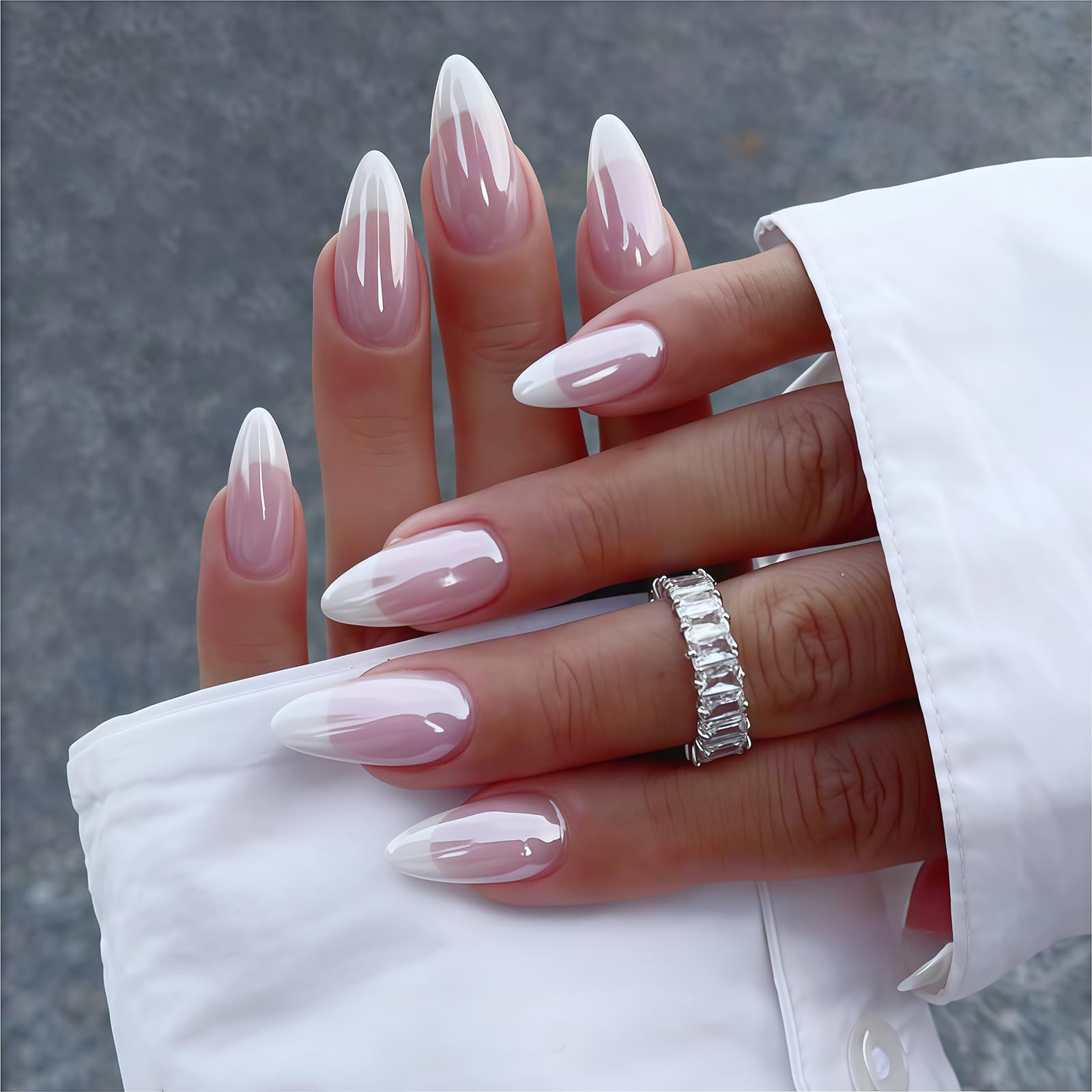 Auroriel 24 Stück Mandel Press On Nägel French Tip mit Designs Chrome Medium Länge Glänzende Vollcover Falsche Nägel Wiederverwendbar Acryl Kunstnägel für Frauen Maniküre