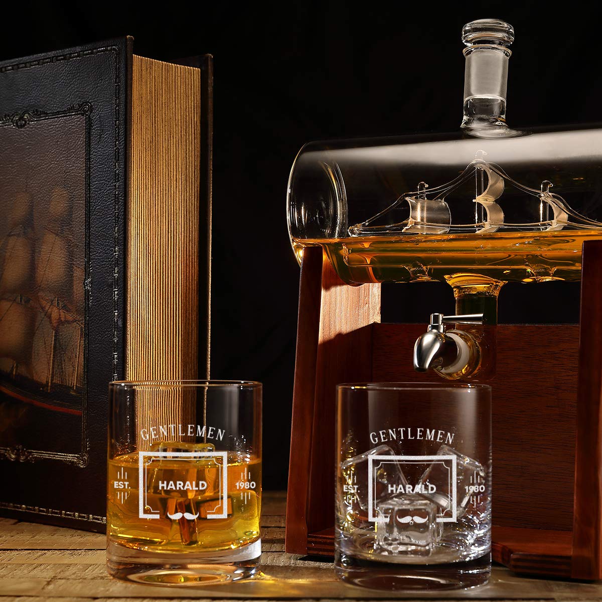 Geschenkset Whiskey mit 2 personalisierte Whiskygläser 320ml, Geschenk für Männer, 1000ml Whiskey-Dekanter luftdicht mit Holzständer und Edelstahlhahn, optimal für Whisky Gin Scotch Cognac