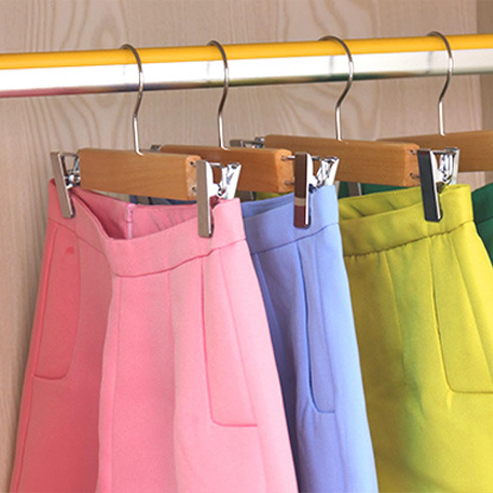 Confezione da 10 grucce per gonne e Pantaloni in Legno massello, gruccia Inferiore per Pantaloni in Legno con 2 Clip Regolabili, Clip in Legno colorato per Pantaloni, Jeans, Pantaloncini