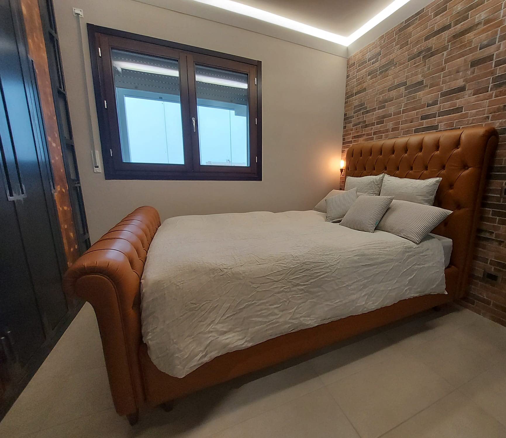Letto Matrimoniale Imbottito In Pelle PU Nera - Stile Chesterfield Con Doghe - 140x200 Cm
