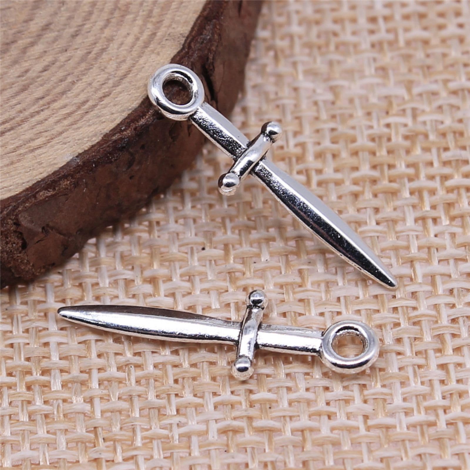 Amazon.co.jp: GUZUHUKU 100個 アンティーク シルバー ダガー チャーム