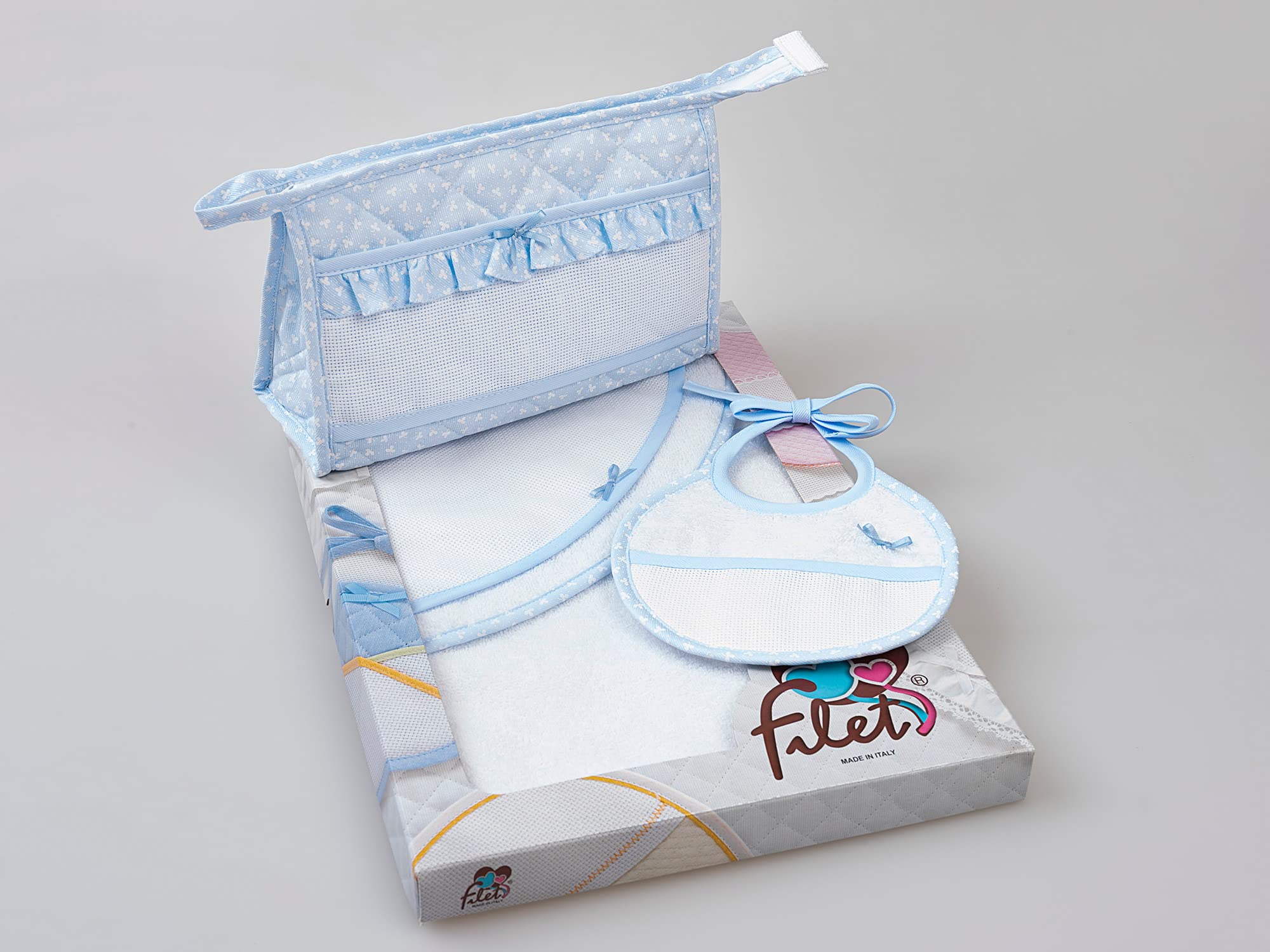 Filet - Set Bagnetto 3 Pezzi da Ricamare, Accappatoio Triangolo, Busta con Cerniera, Bavaglino, Originale Idea Regalo per Neonati, Made in Italy, Colore Azzurro