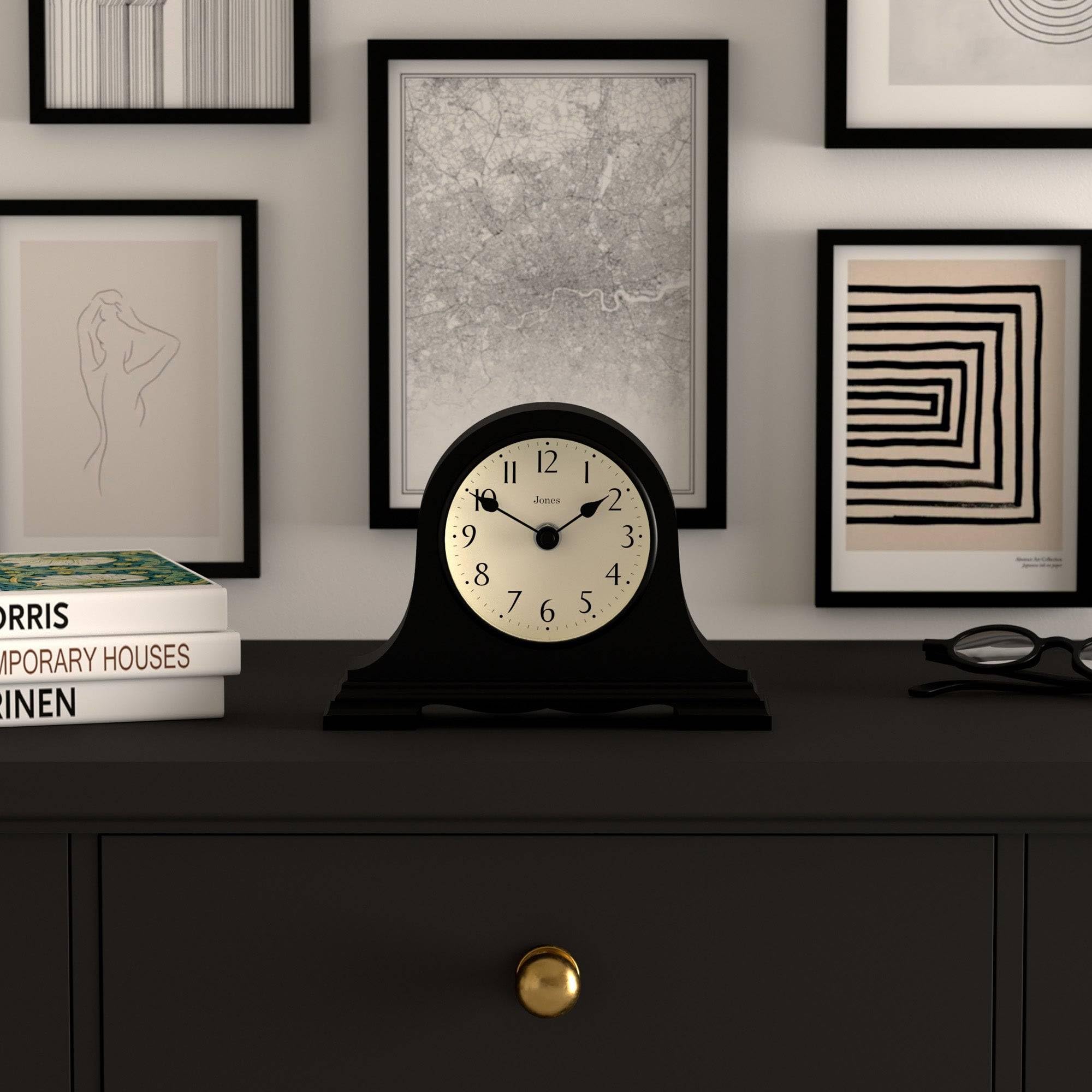 JONES CLOCKS® Speakeasy Reloj de repisa pequeña | Diseño clásico del Sombrero de Napoleón | Negro | Estilo clásico contemporáneo para Escritorio, Mesa, estantería o mesilla