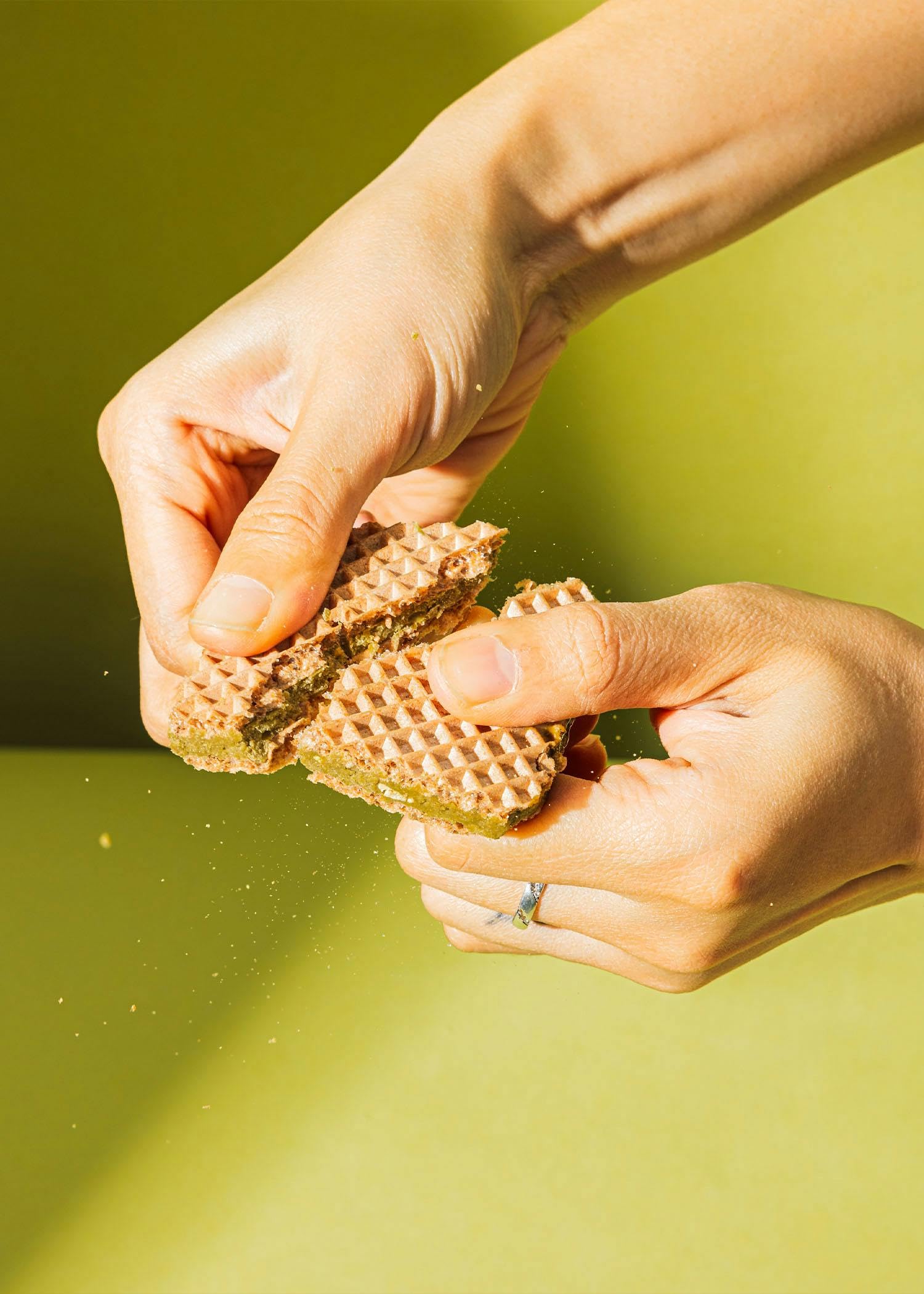 KoRo - Wafer ripieni con crema di pistacchi 22 g – 45% di ripieno ai pistacchi – Cioccolato bianco – Vegan