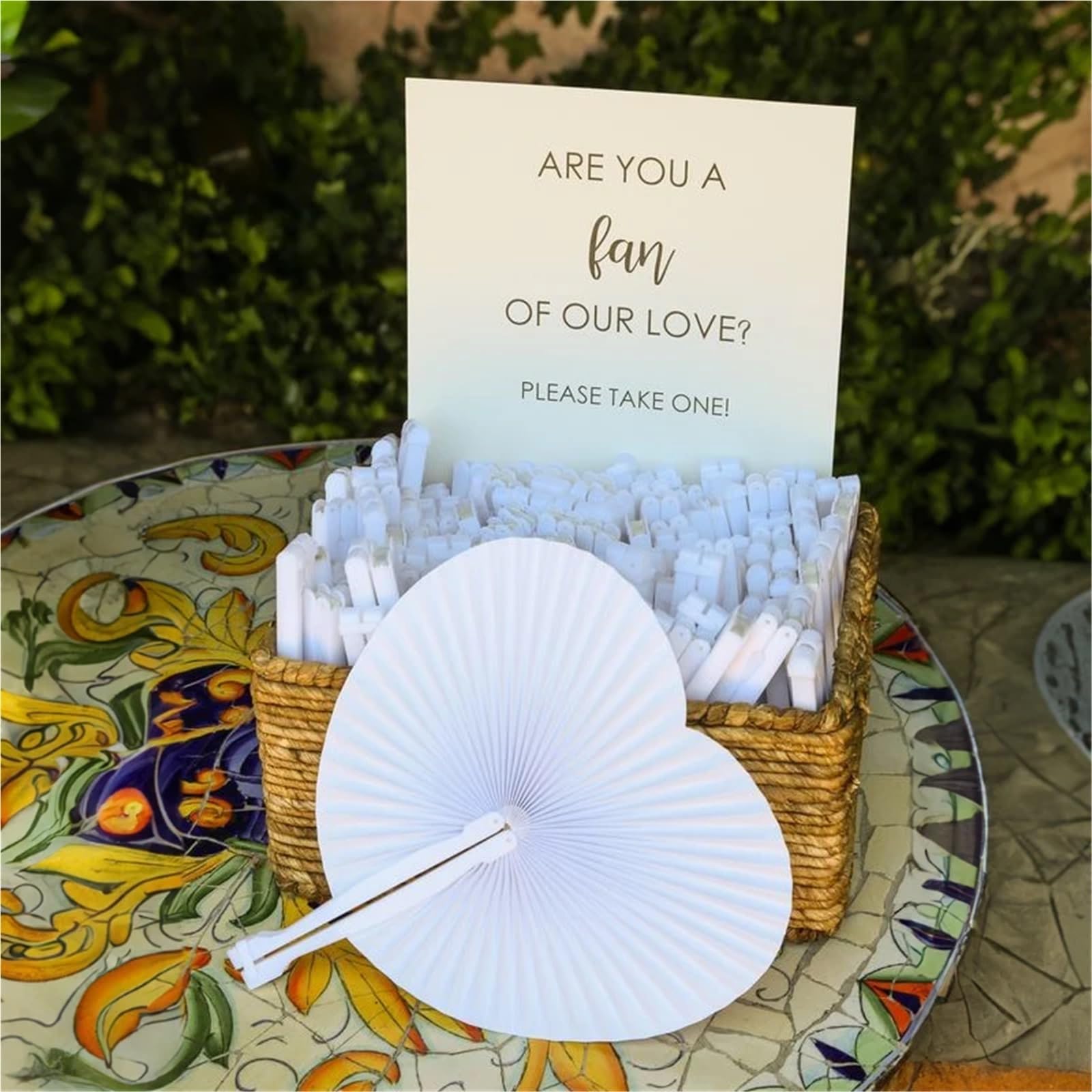 Fächer für Hochzeitsgäste, 100 Stück, weiße Herzform, Faltfächer aus farbigem Papier, Kunststoffgriff, Handfächer für Hochzeit, Geburtstag, Party, Gastgeschenke, Taschenfüller (zufällige Farbauswahl)