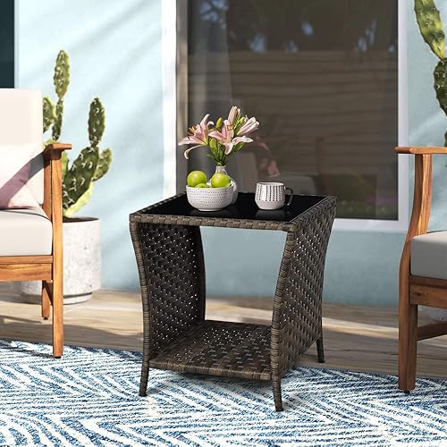 FIZZEEY Mesa auxiliar para exteriores, mesas auxiliares de mimbre para exteriores para patio con estante de almacenamiento, color marrón