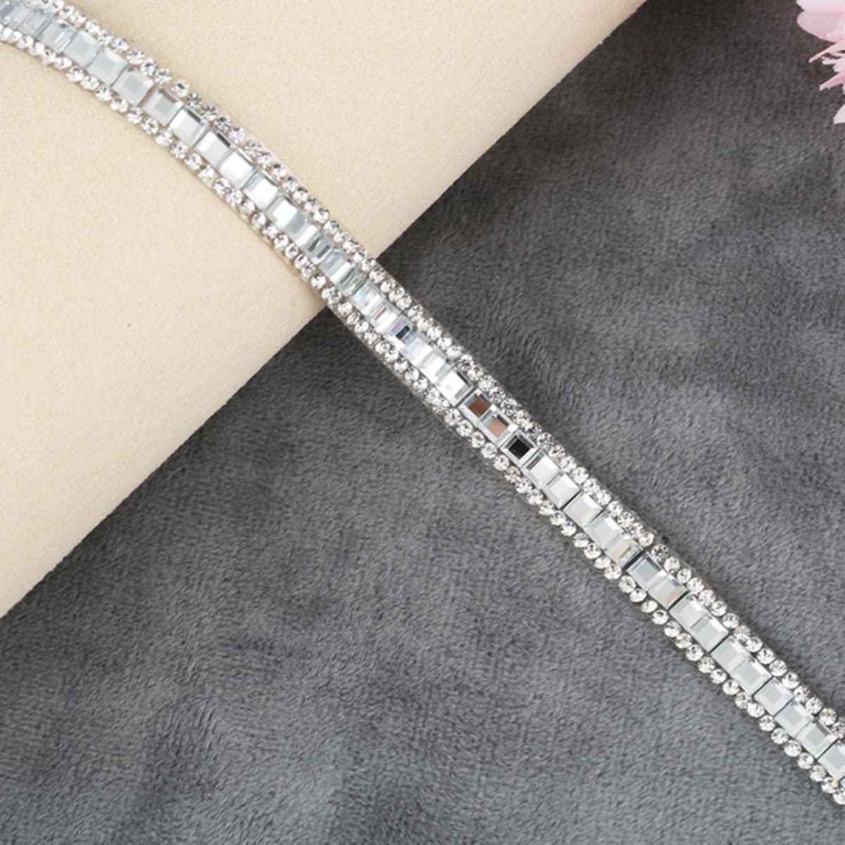 ACiyD Stili Misti Nastro di Strass Hotfix Rifinitura di Nastro di Strass di Vetro Glitterato Nastro di rifinitura Ferro su Indumenti Decorazione Scarpe-1.2cm-,5yards (0.7cm Crystal)