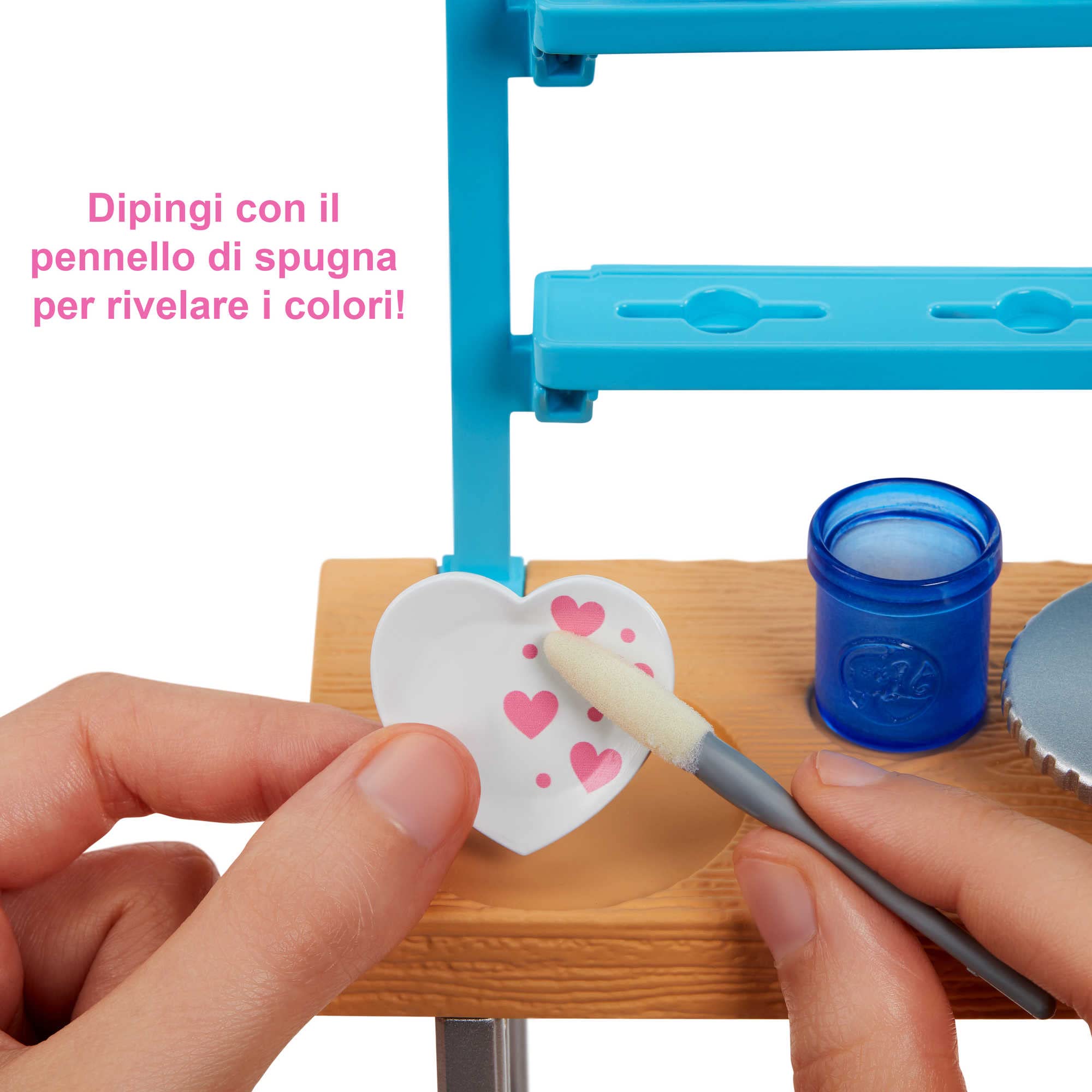 Barbie Relax And Create Atelier - Playset con Bambola e Plastilina per Vasi e Pittura - 25+ Accessori - Alta 29 cm - Regalo per Bambini 3-7 Anni, HCM85