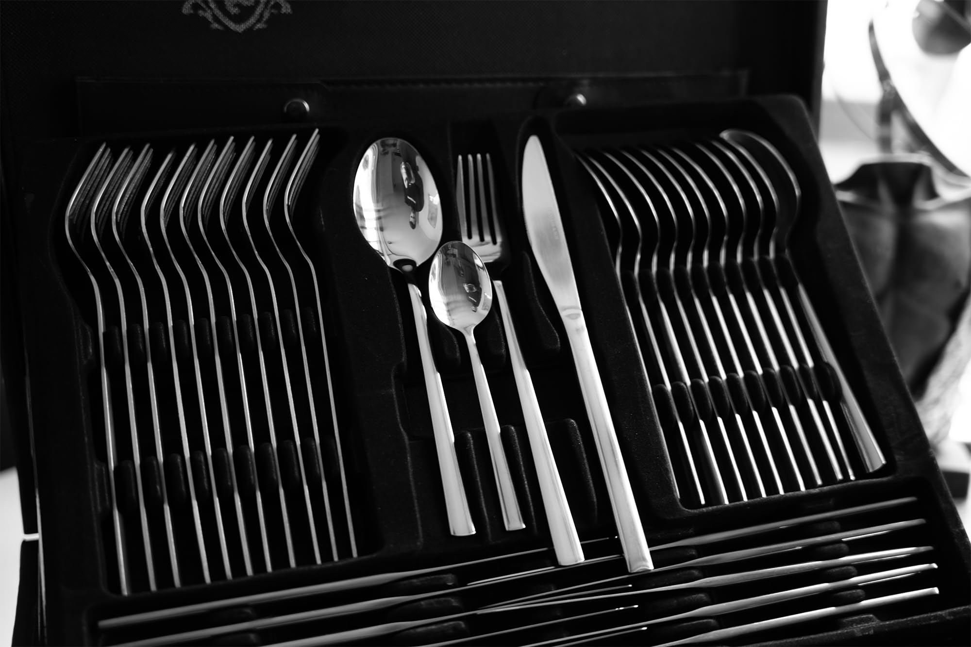 KARL HAUSMANN Cubertería 12 Personas, 72 Piezas Acero Inoxidable 18/0 con Maletín - Juego de Cubiertos con Cuchillos Tenedores Cucharas + Utensilios de Servicio, Pulido Brillante, Apto Lavavajillas