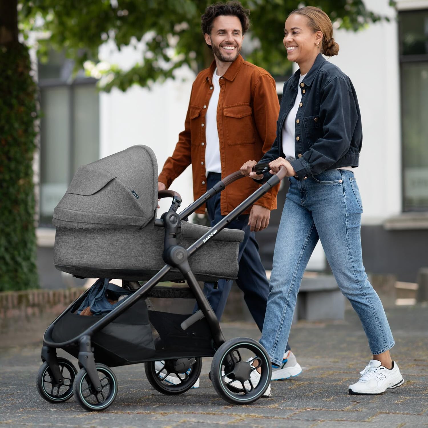 Maxi-Cosi Zelia S Trio Poussette 3 en 1, 0 à 4 Ans, Jusqu'à 22 kg, Poussette Bébé Pliable, Compacte et Inclinable, avec Siège Auto Bébé CabrioFix S i-Size, Accessoires, Sac à Langer, Gris
