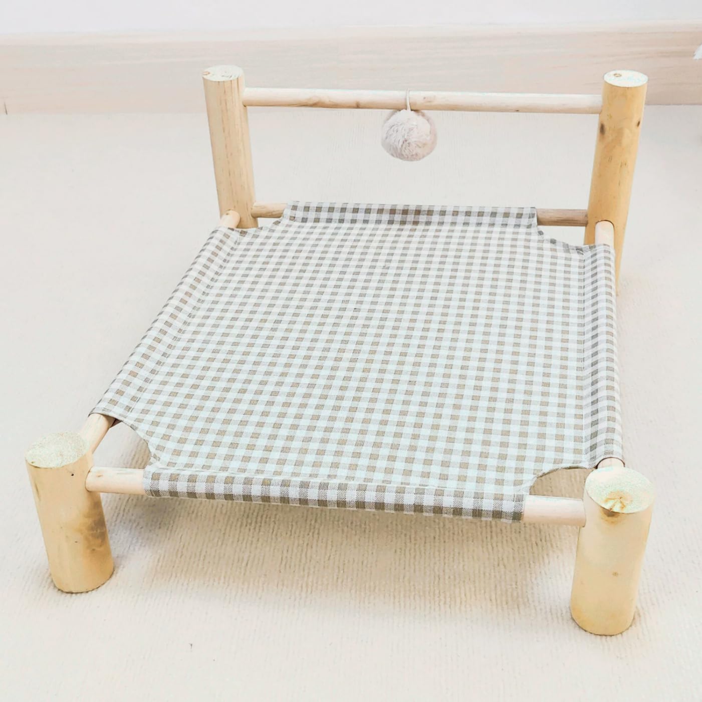 Lit surélevé pour chat d'intérieur : solution anti-stress avec balle en peluche