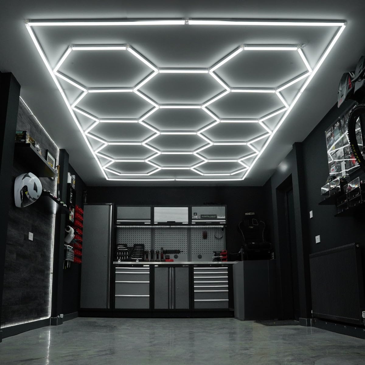 Hexagon LED Lampe 14 Leuchten & Gestell | Autogarage Werkstatt Fitnessstudio Salon Ausstellungsraum Lager | Modulares Waben Design | Weiß 700-1700 Lumen 6000K Farbtemperatur [INKL. 3 Montageoptionen]
