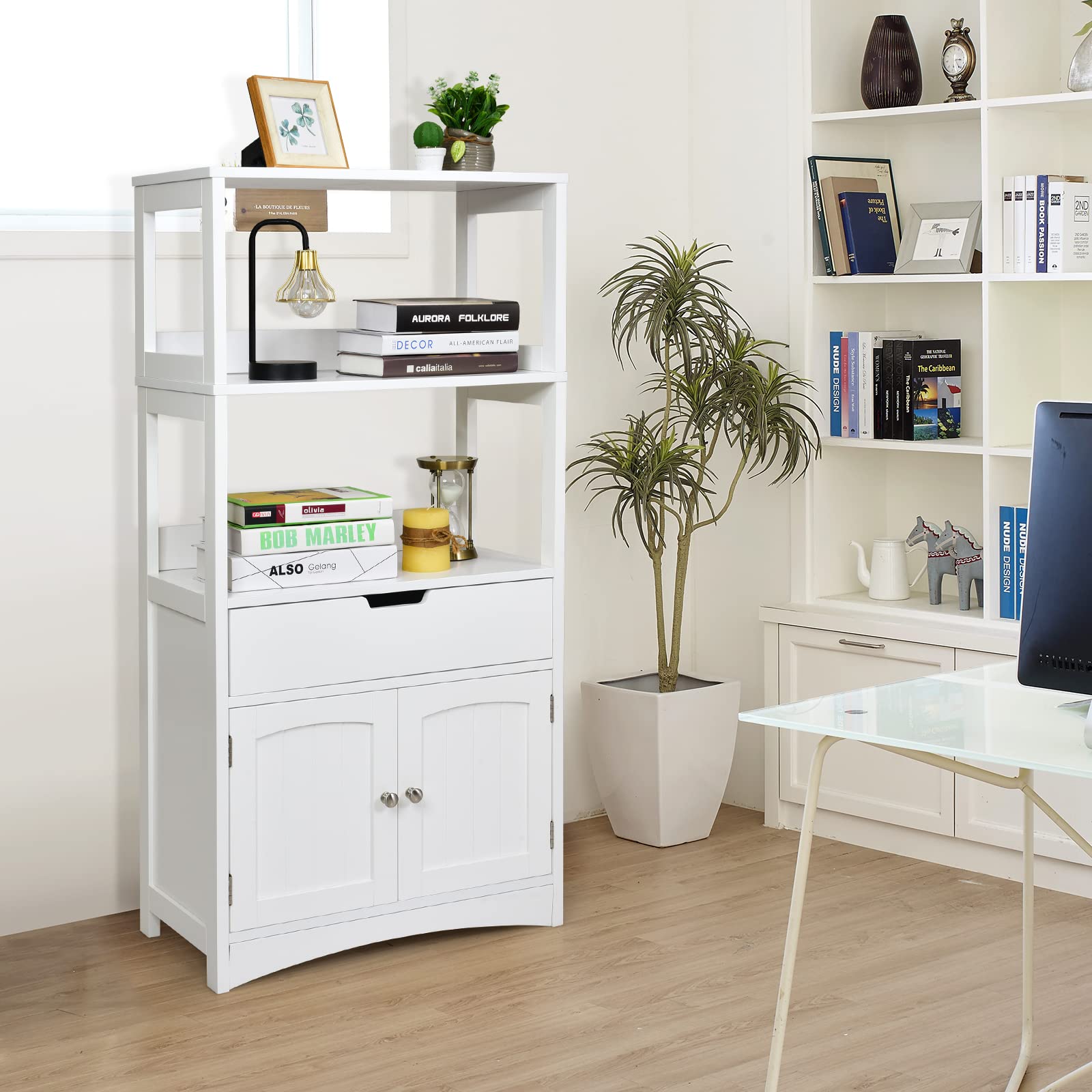 KOMFOTTEU Mobile portaoggetti con ripiano a 3 livelli, armadio alto in legno, dispositivo antiribaltamento, cassetto e armadio a 2 ante, moderno, 60 x 32,5 x 122 cm (bianco)