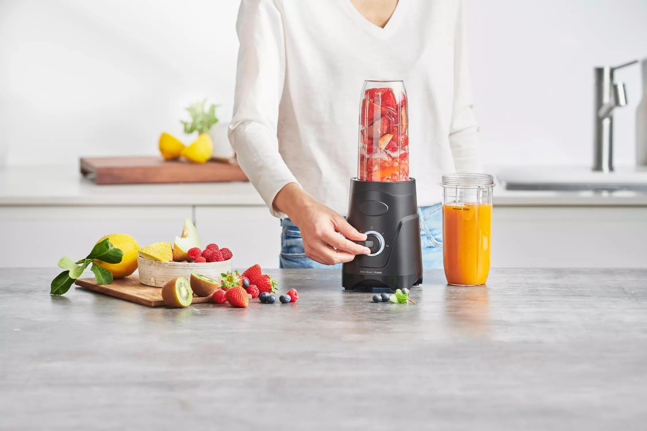 Betty Bossi - MixFIT Smoothie Maker 25999 – Leistungsstarker Mixer für Smoothies, Shakes und Säfte – Kompakt, einfach zu bedienen, mit To-Go Becher – Perfekt für gesunde Ernährung