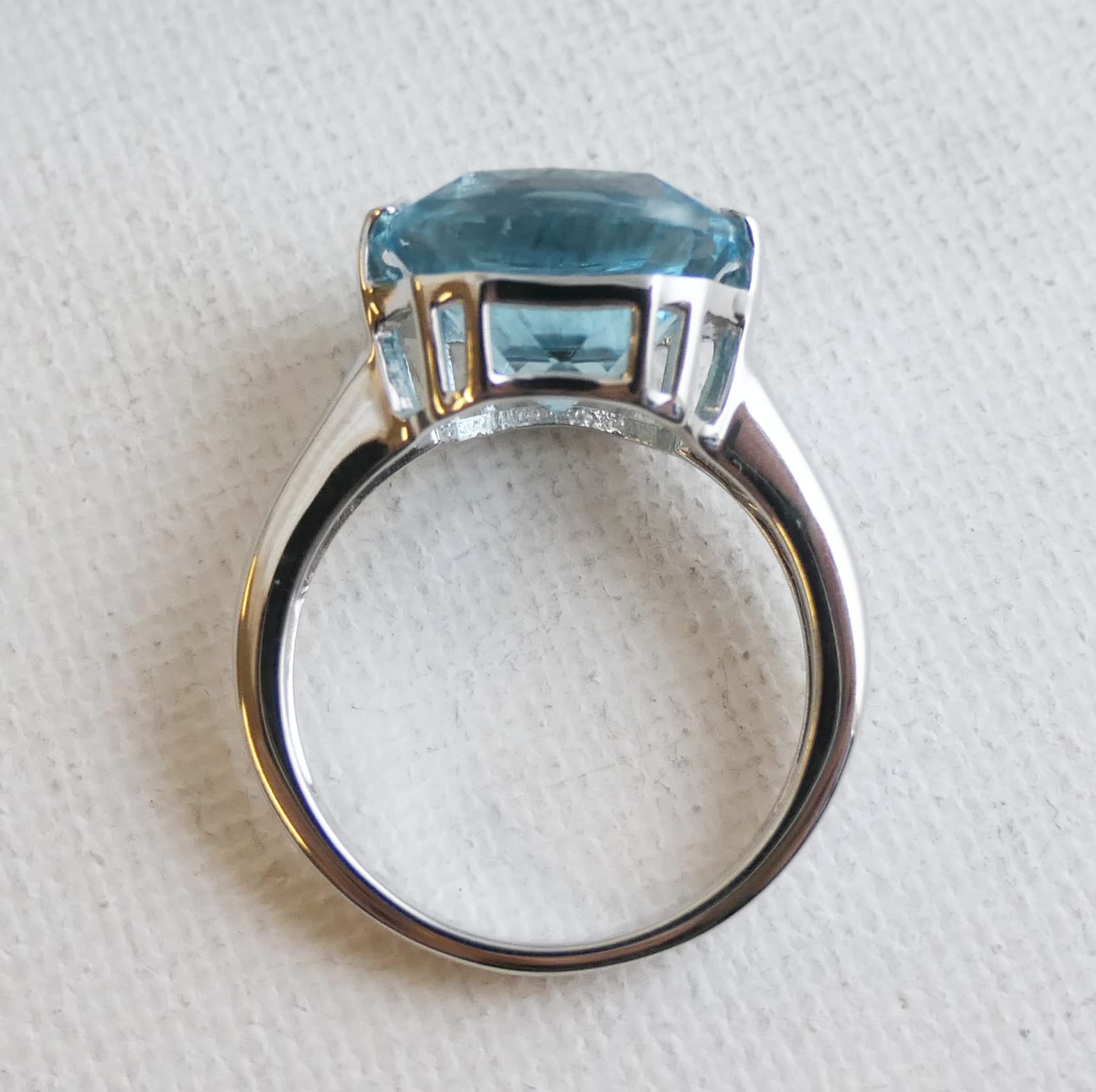 Anillo de cóctel de plata de ley con piedras preciosas de topacio azul de talla cojín de 12 mm