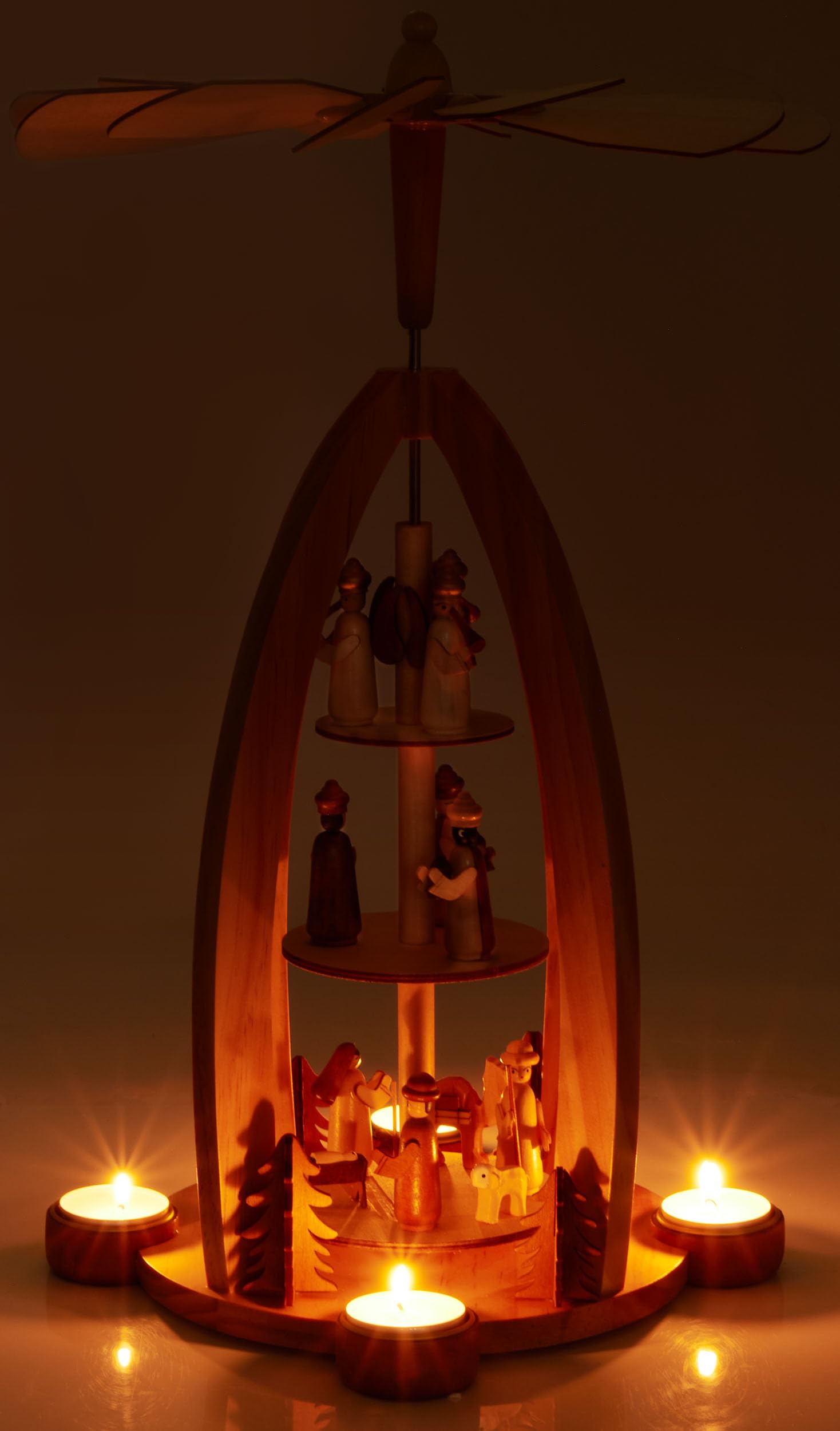 BRUBAKER Pirámide Navideña de Madera - Ángeles, Jesús, María, José y Reyes - Portavelas Redondo de 44 cm con 4 Velas para Navidad - Pintada a Mano con Hermosos Detalles Tradicionales - Marrón