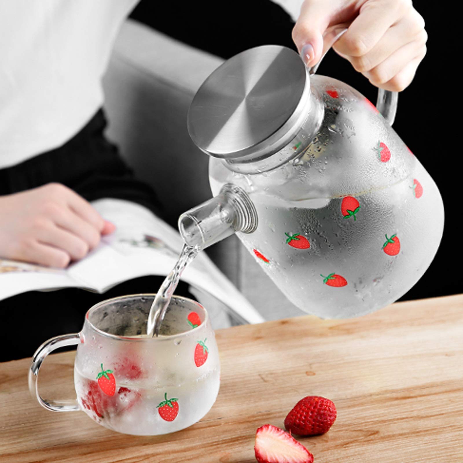 Jarra Agua Fria Jarra de Vidrio de Fresa con Tapa de Acero Inoxidable Tetera de Vidrio de Alto borosilicato con colador Puede ser un Regalo (1800 ml) Jarra Agua Detox Frutas