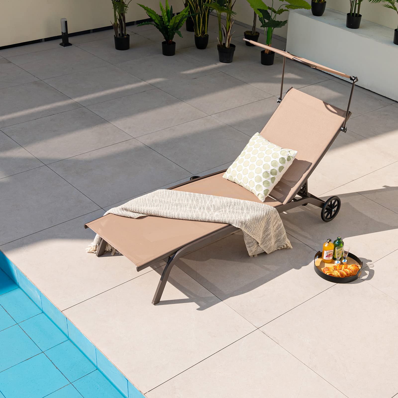 GOPLUS Gartenliege, Sonnenliege mit Dach, Liegestuhl Garten mit Rollen & Getränkehalter, Rücklehne 6 stufig verstellbar, Gartenliege wetterfest, bis 150kg belastbar, 165 x 61 x 96cm (Braun)