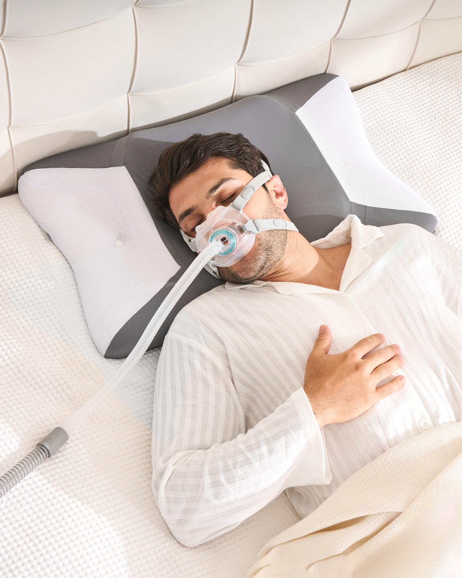 CPAP Kissen für Seitenschläfer & Rückenschläfer, Memory Foam Schlafapnoe Kissen für alle CPAP Masken, mit Breiten Aussparungen und Stützbereich, Reduziert Luftauslässe und Druck Maske, Kühlender Bezug