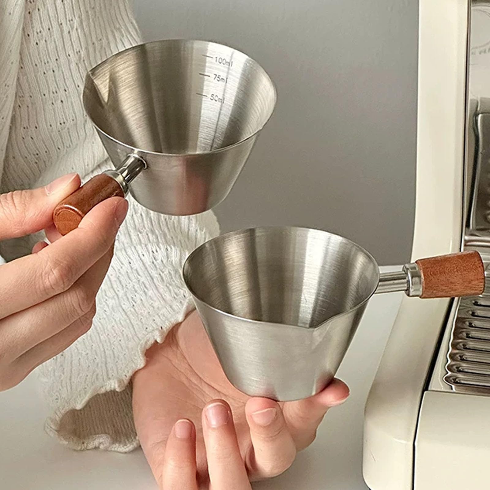 2 Stück Espresso Messbecher, mit Holzgriff und Abgestufter Skala (Silver) | 100 Ml Messbecher Kaffee Edelstahl, Mit v-Förmigem Ausguss Genaue Flüssigkeitsportionskontrolle Kaffee, Desserts, Cocktails