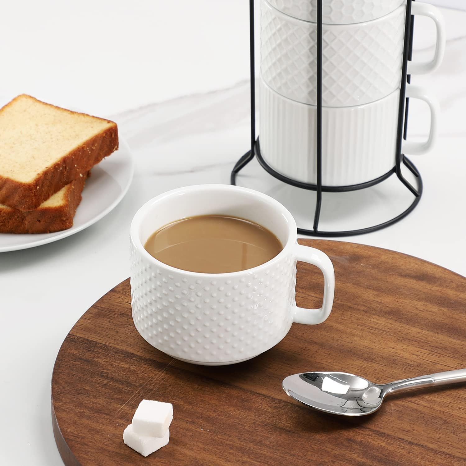 Buyajuju Juego de 4 tazas de café apilables de porcelana con soporte de metal, 13 onzas, apilables, diferentes portavasos de café en relieve para café, té, cacao, bebidas, color blanco