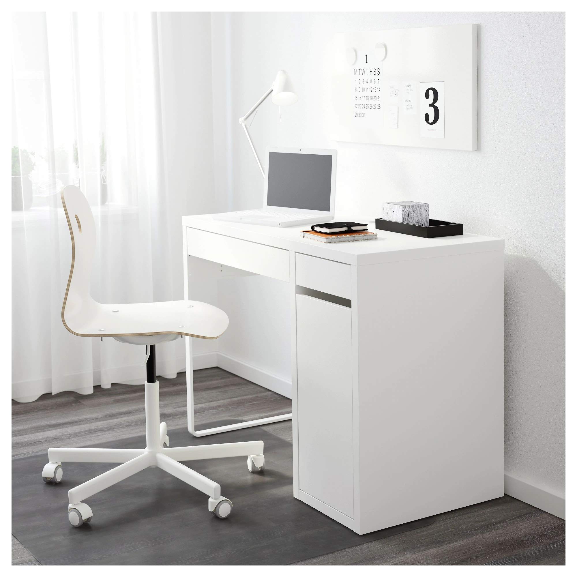 Bureau BBLP blanc, taille assemblée : largeur : 105 cm, profondeur : 50 cm, hauteur : 75 cm. Charge : 50 kg.