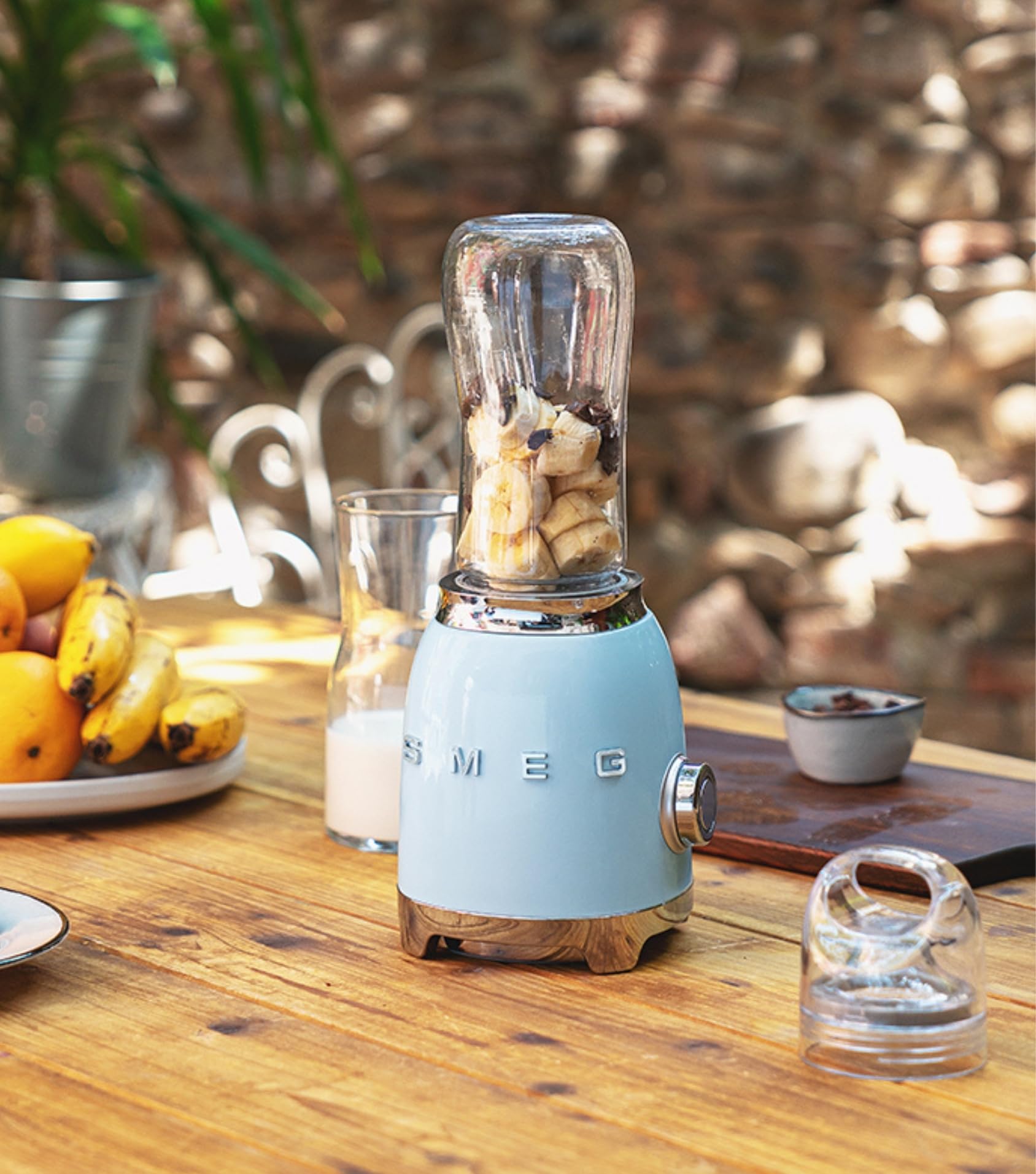 Smeg, Personal Blender PBF01PGEU, 2 Geschwindigkeitsstufen, Doppelklinge aus Edelstahl, 2 x 600 ml Flaschen inklusive, rutschfester Standfuß, integrierte Kabelaufwicklung, 300W, Pastellgrün