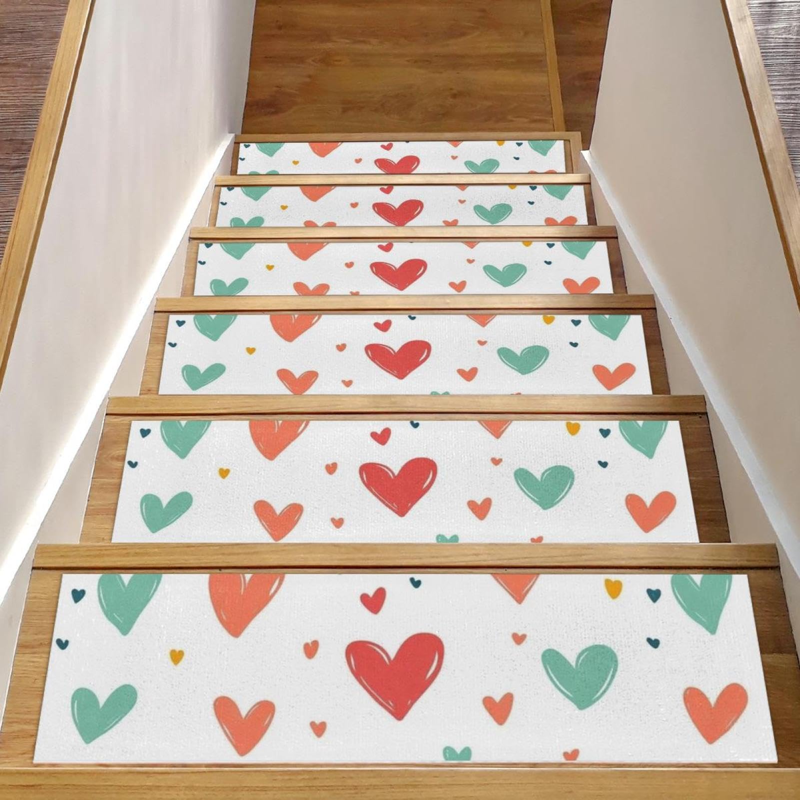 Evita resbalones en peldaños de madera con esta alfombra de corazones para escaleras interiores