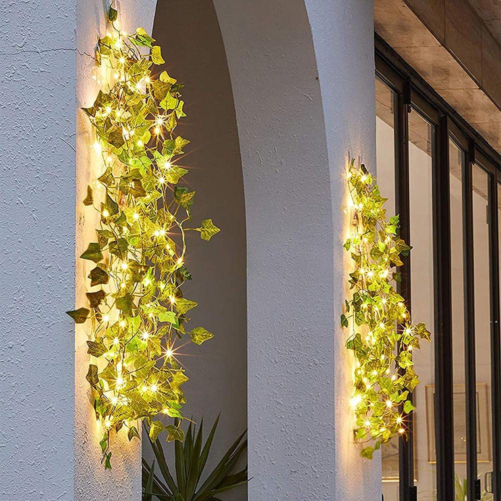 Guirnalda de luces solares de hiedra que decora tu terraza sin gastar electricidad