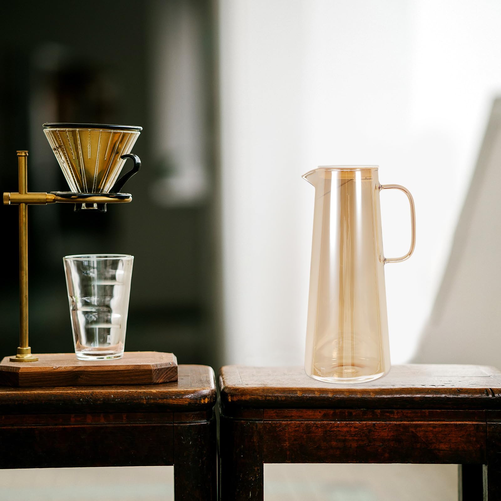 Levemolo Jarra de Vidrio de 1.8 L con Diseño Ergonómico y Acabado Metálico para Dispensar Agua Fría y Jugos con Tapa Transparente y Gran Capacidad