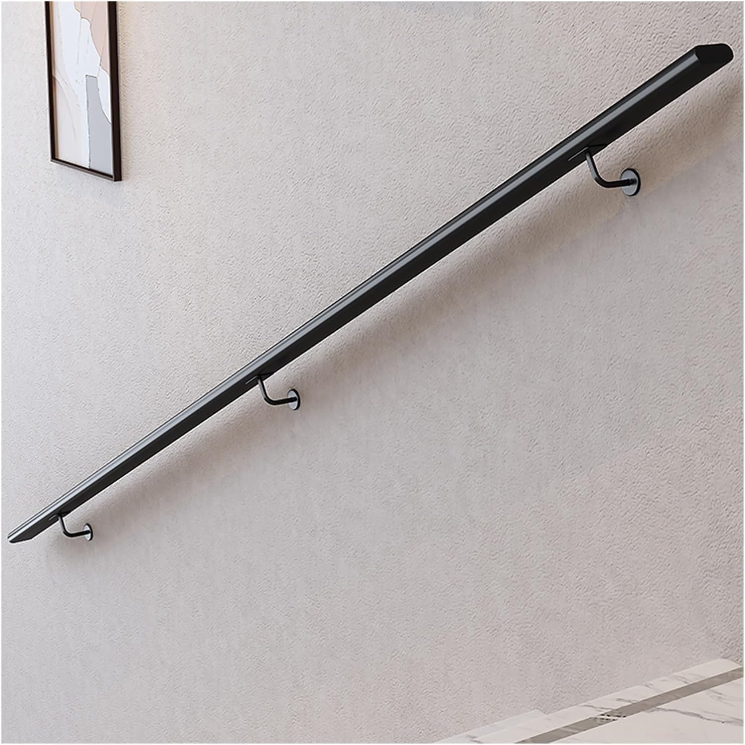 Mains courantes de garde-corps dans l'escalier pour sécuriser l'accès aux étages de la maison