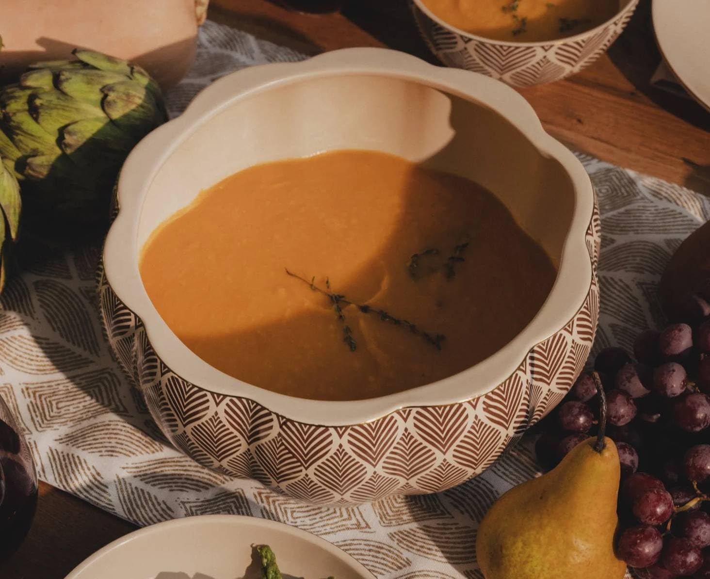 Stoneware Soup Tureen, 4.4 QT, Microwave, Dishwasher, and Oven Safe, Large Serving Bowl, Fall-Inspired Design (Brown)