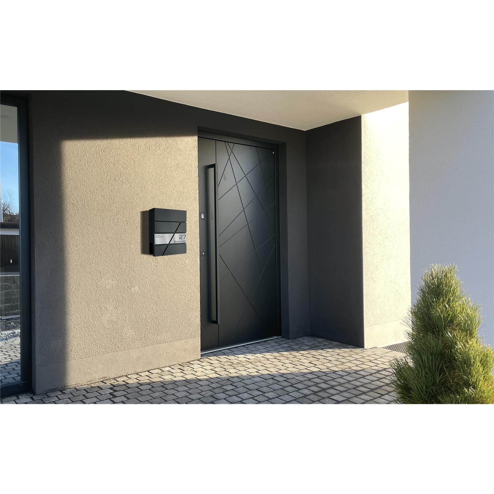 Metzler Cassetta Postale Personalizzata Zeppelin, con targhetta nominativa in acciaio inox incisa, numero civico, vano portagiornali, montaggio a parete, antracite RAL7016 – con materiale di fissaggio