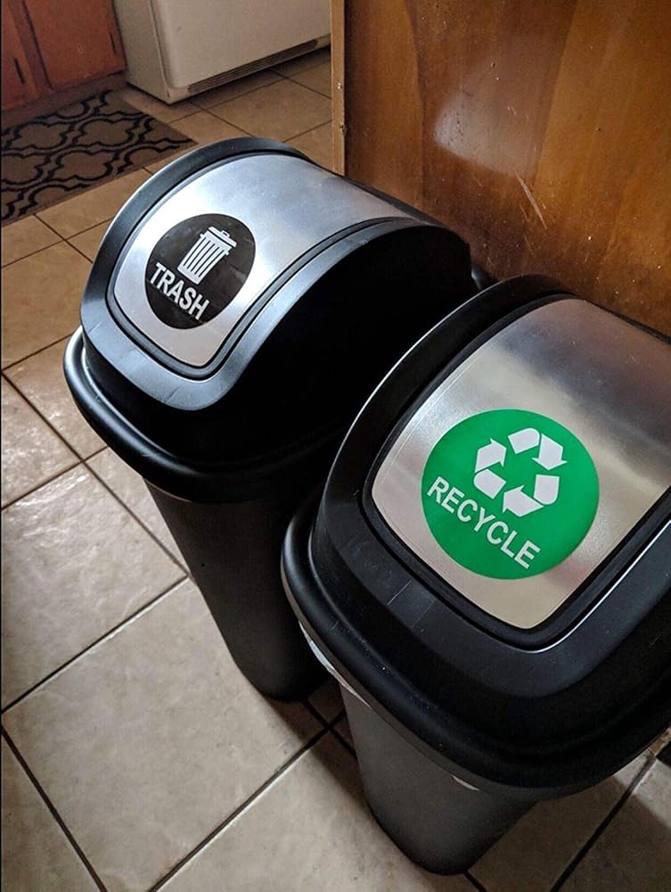 Spazzatura Può Sprecare Il Cestino Con Spazzatura In Plastica E Cartello Verde Di Riciclo Illustrazione Taglio Carta Vettoriale Riutilizzo Image235270160 - Foto 4