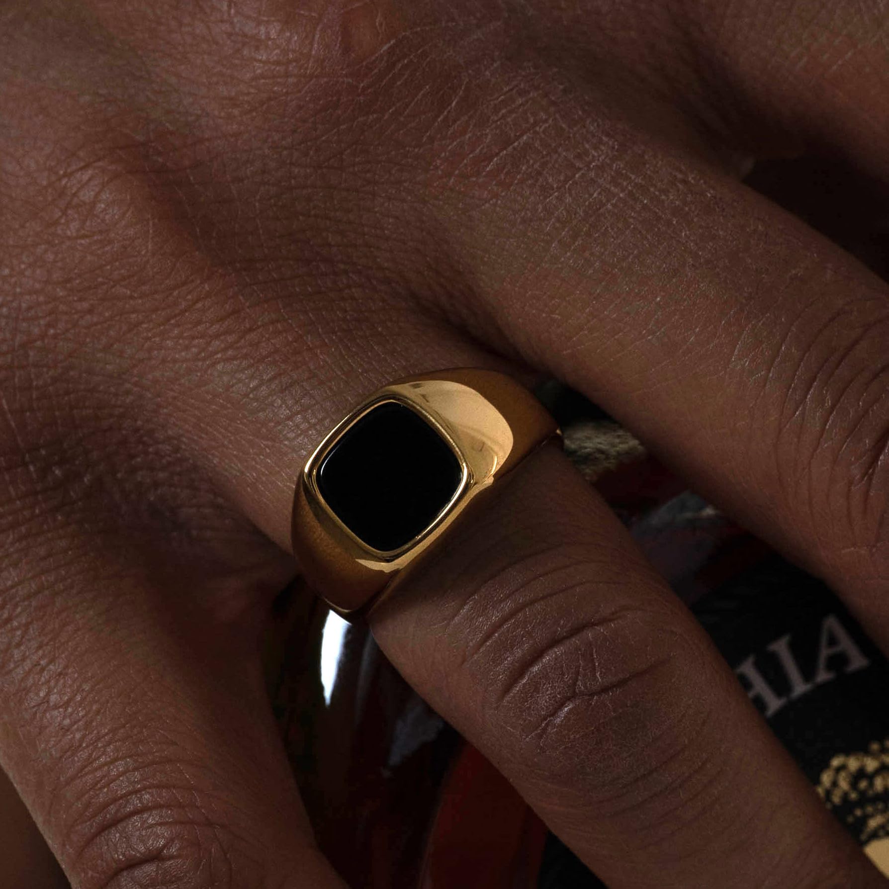 DJADEE Esther Onyx Ring in Gold beschichteter Edelstahl, 18 Karat vergoldet, wasserfest, nickel- und allergiefrei, langlebig mit Onyx Stein schwarz Geschenk für Männer Premiumqualität
