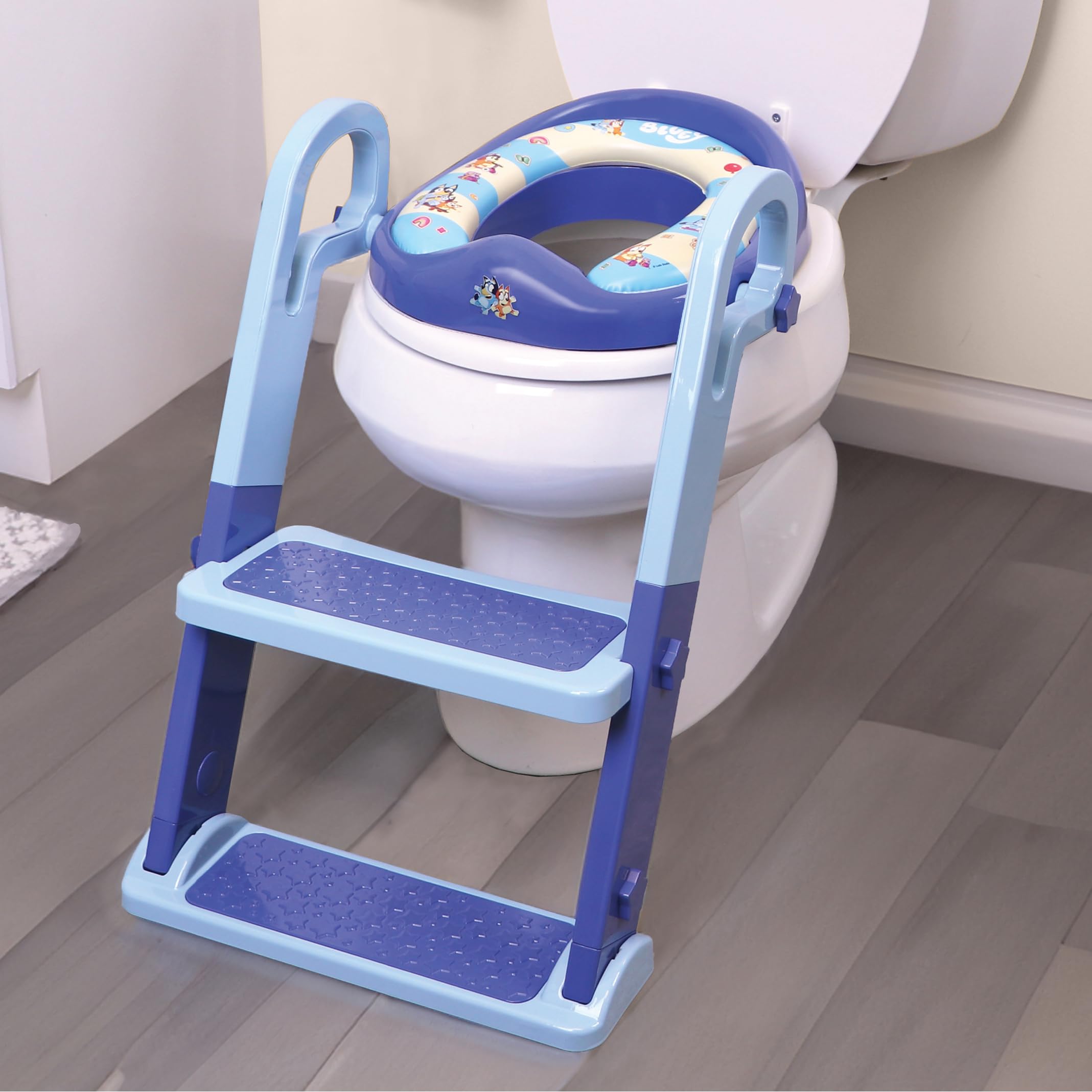 Bluey Step & Sit Töpfchentrainer; sichere Leiter für kindersichere Kletterungen zum Töpfchen; lustige blaue Bilder auf gepolstertem Töpfchensitz; verstellbare Leiterhöhe; abnehmbarer Sitz zur