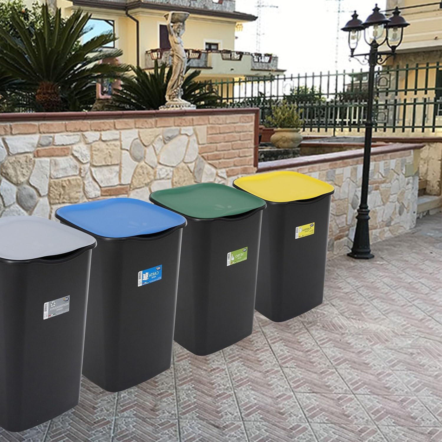 Sicignano | Set Pattumiere Riciclo con Coperchio Raccolta Differenziata Carta Vetro Plastica 50 Litri, 15 Sacchetti Neutri, con Paletta e Appendiscope Colori Assortiti
