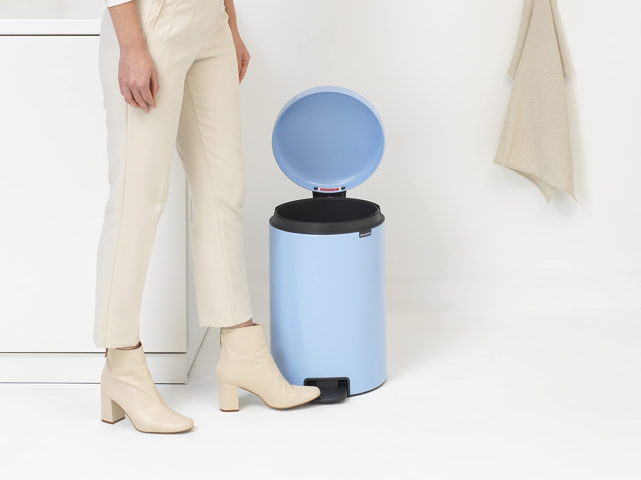 Amazon｜ブラバンシア ゴミ箱 ふた付き ペダル式 20L 幅29×奥行38×高さ