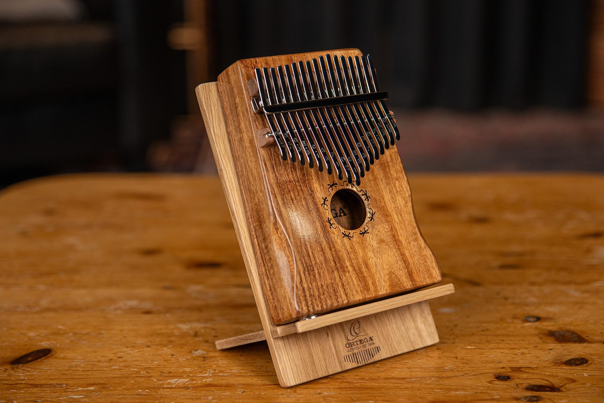 Ortega Kalimba Thumb Piano electroacústico - Serie Lizard - 17 Teclas - Do Mayor - Meditación, LoFi, Actuación en Vivo - Estuche de lujo, funda, martillo de afinación, tela polaca (OKB1E)