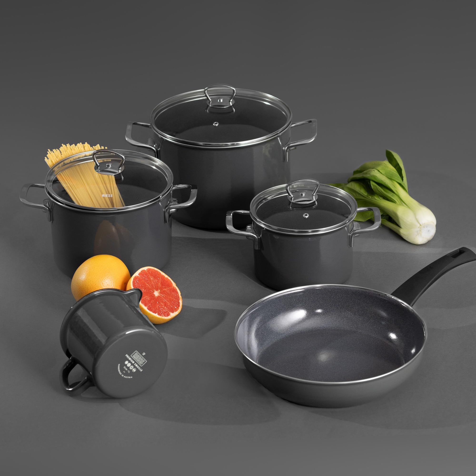 Riess, 0040-003, Schnabeltopf ø 12cm, DARK GREY, Grau, Emaille, Vol. (rec.): 1,0 Liter, Made in Österreich, LBH: 18,7x13,5x11,5cm, 0,430kg, Kanne mit Henkel, Deckel, Induktionskocher kompatibel