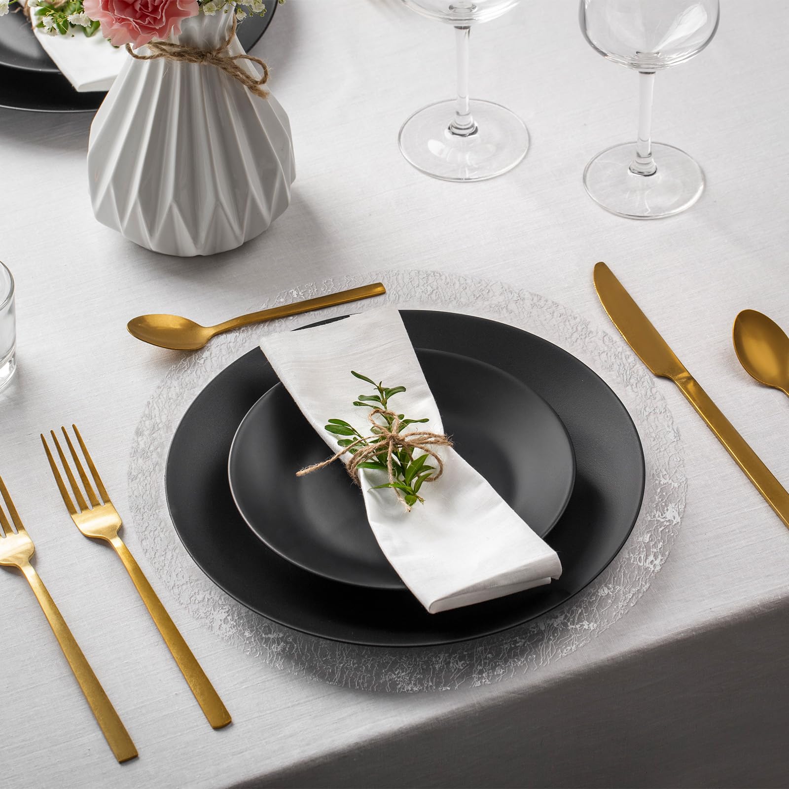 Hysenm 50 stuks wegwerp zilveren placemats set metallic 13 inch ronde folie gaas geperste tafel kleedjes, ultradunne wegwerp-plaatsingsmatten voor
