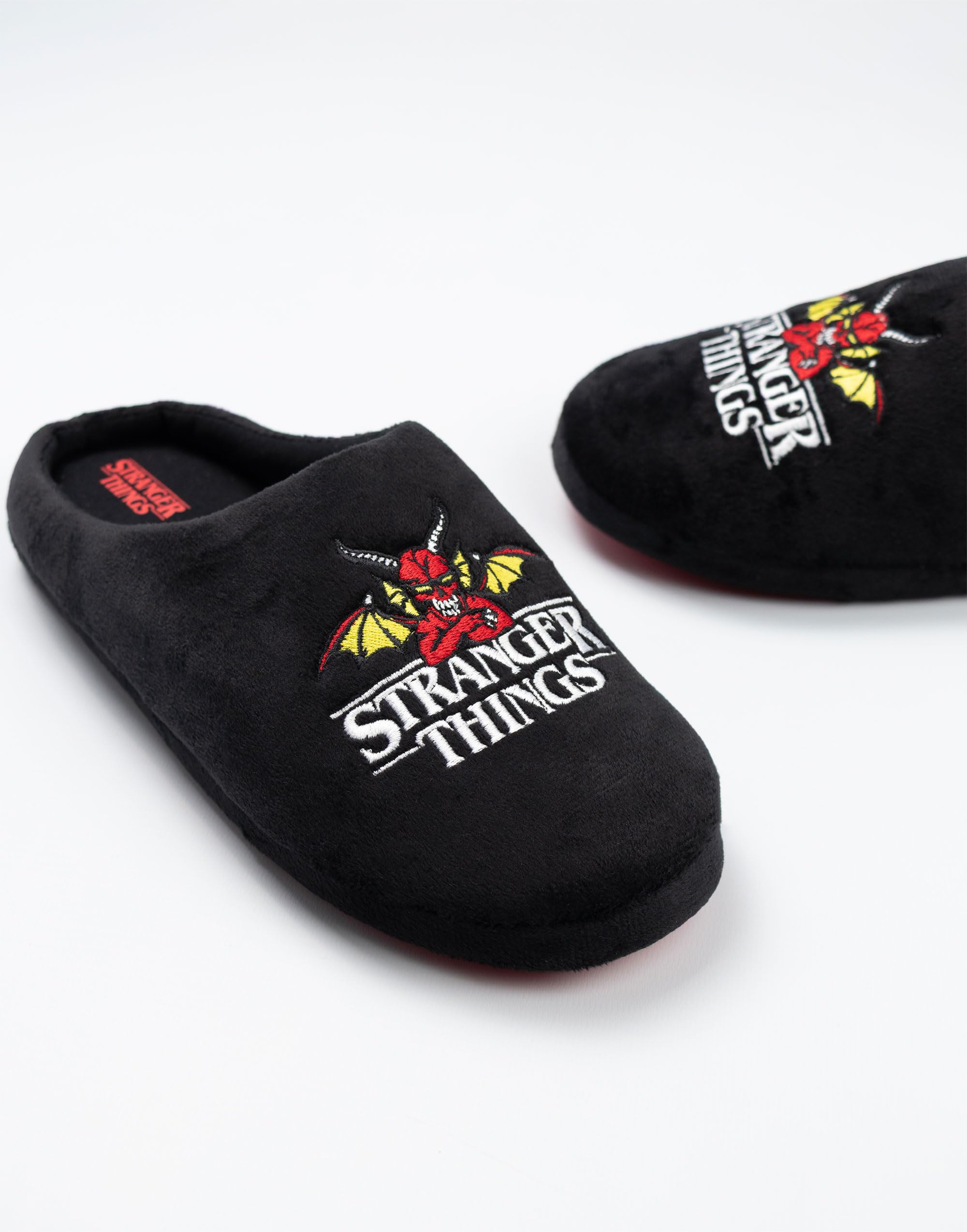 Stranger Things Kapcie unisex z czarnym logo | obuwie do wylegiwania się w pomieszczeniach z motywem programu telewizyjnego | wygodne kapcie do relaksu w domu