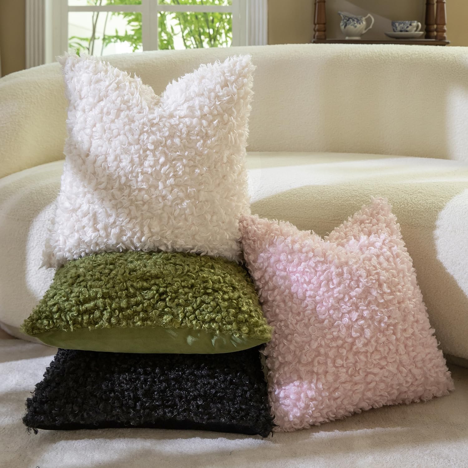 MANDIOO 2 Pieces 22x22 Inch Cream White Faux Fur Throw Pillow Covers Boucle Decorative Sherpa Pillow Covers Thick Fuzzy Fleece Pillowcases Cushion Covers for Sofa Couch Bed Living Room